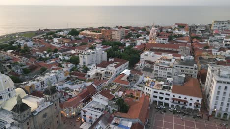 drone vuela sobre cartagena de indias colombia antigua ciudad amurallada durante la puesta de sol sobre el destino de viaje del mar del caribe