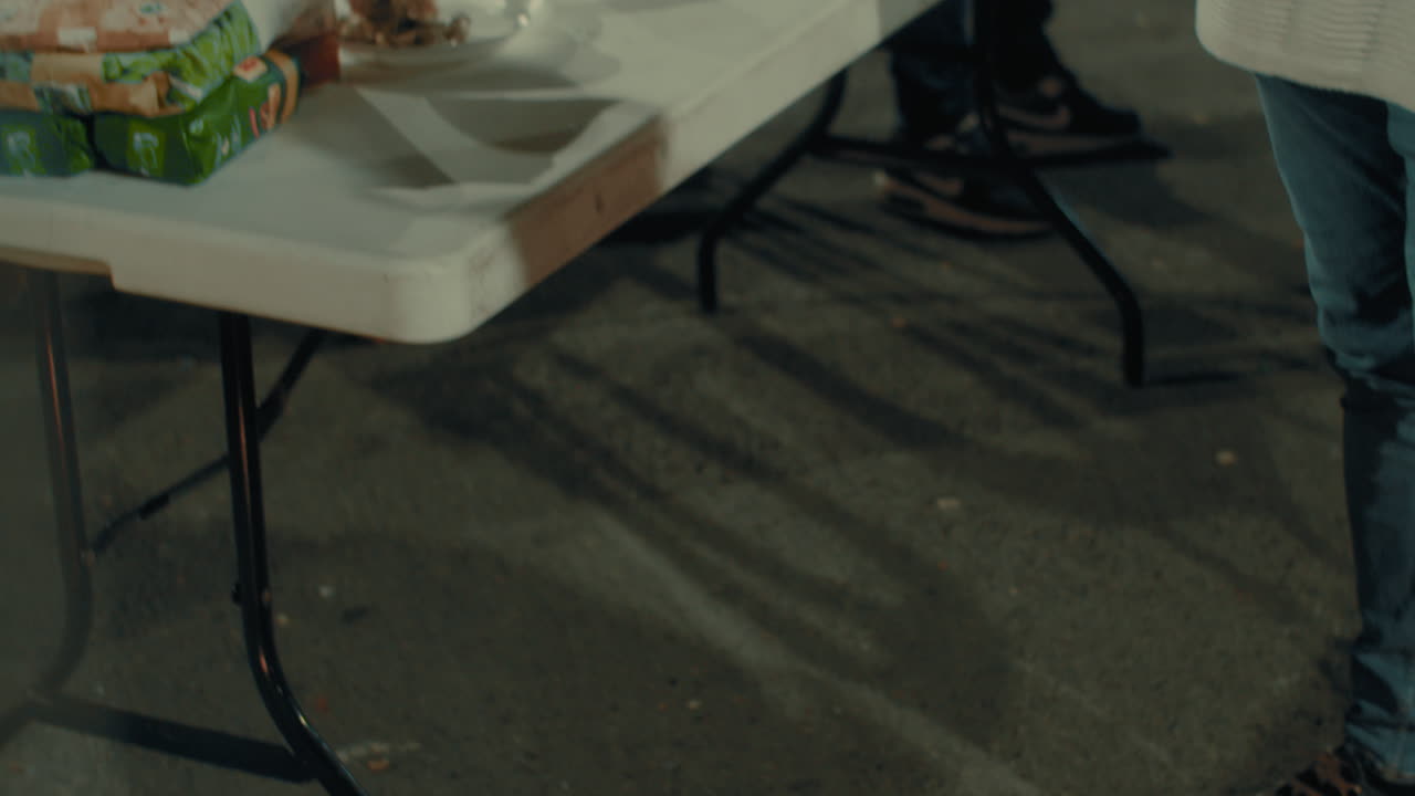 cocinar pollo en paella en el festival de fallas en valencia