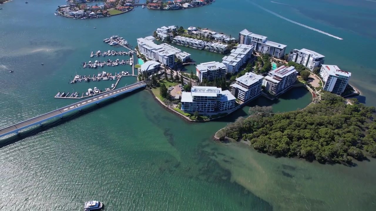 Ostrov Ephraim - Luxusní rezidenční zástavba na předměstí Paradise Point, Gold Coast, Austrálie - Záběr z dronu.