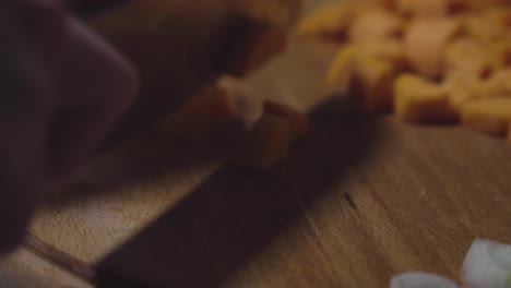 las manos de las mujeres lavan, pelan y cortan las verduras en estofado de verduras