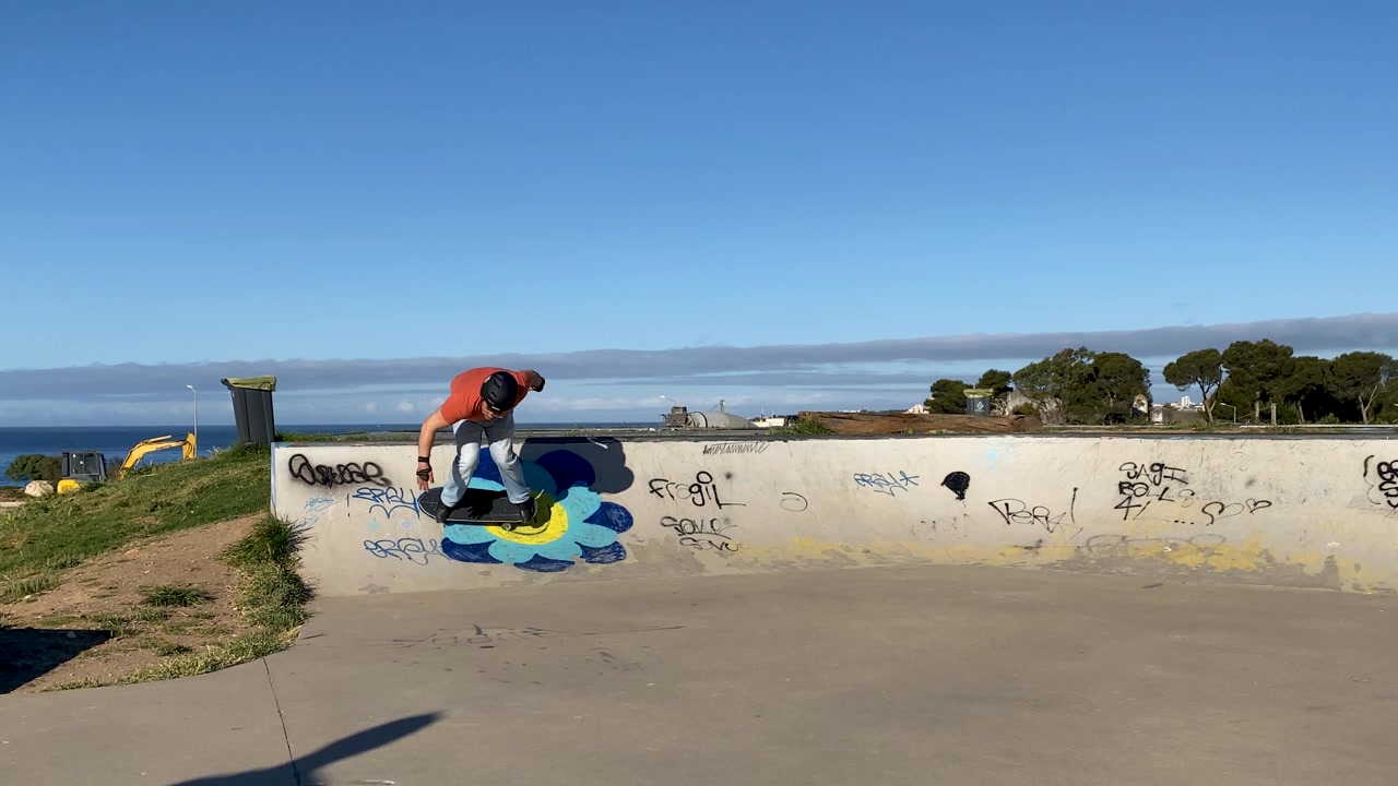 Man åker carving-skateboard uppför ramper och bygger upp fart till en episk sväng. Estoril, Portugal