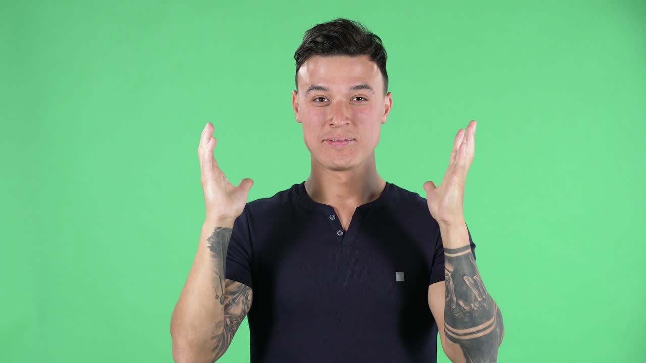 똑바로 보이는 예쁜 젊은 남자의 초상화는 화를 내며 분노로 손을 흔들고 있습니다.