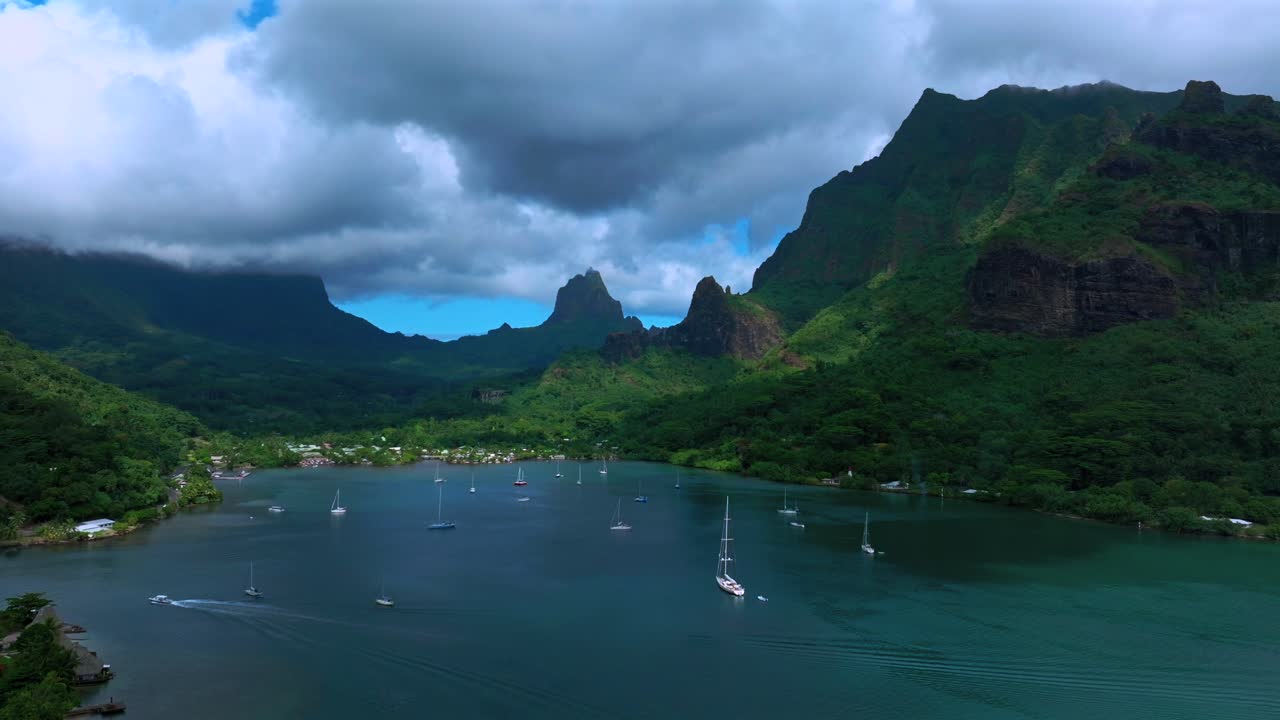 Ilha Tropical do Pacífico Sul Moorea, Bora Bora, Polinésia Francesa, vista aérea de drone, Praia Pública da Baía de Opunohu, lagoas azul-turquesa brilhantes, cruzeiro, lancha, veleiro, picos altos e exuberantes, Monte Rotui ao fundo