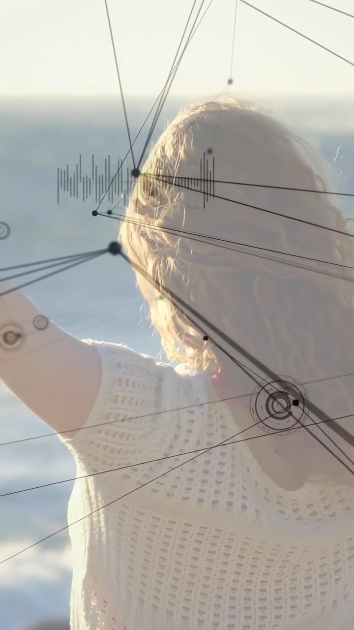 Video verticale: Donna controluce dal sole che si protende verso l'orizzonte con i capelli sciolti, mentre un overlay HUD mostra tecnologia con sciarpa rossa