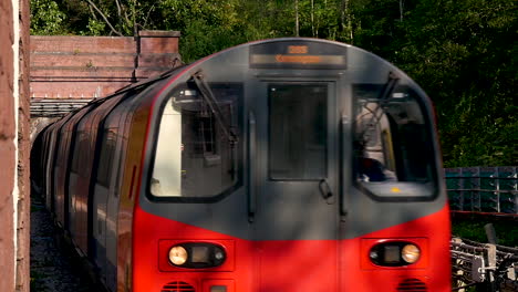 tiro de lapso de tiempo del tren de londres a través del túnel en el ferrocarril subterráneo en reino unido inglaterra gran bretaña 1920x1080 hd