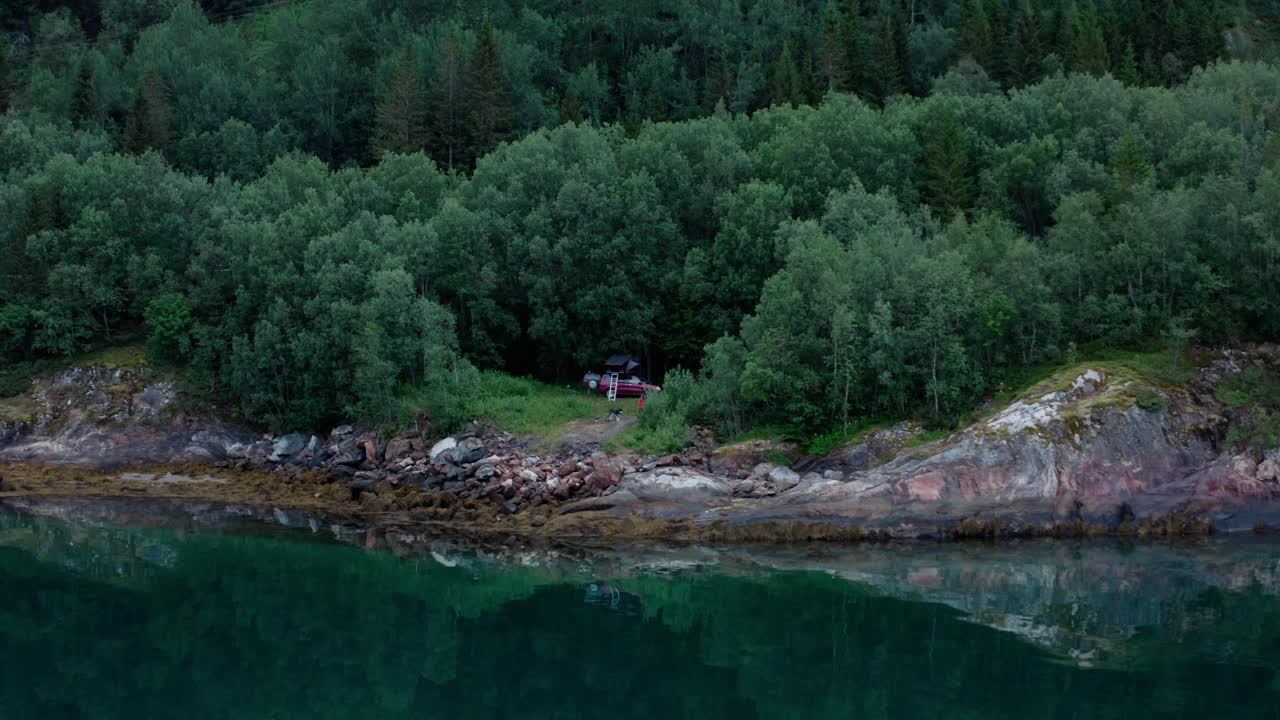 Camping ved den rolige sø i Sørfold, Leirfjord i Norge.