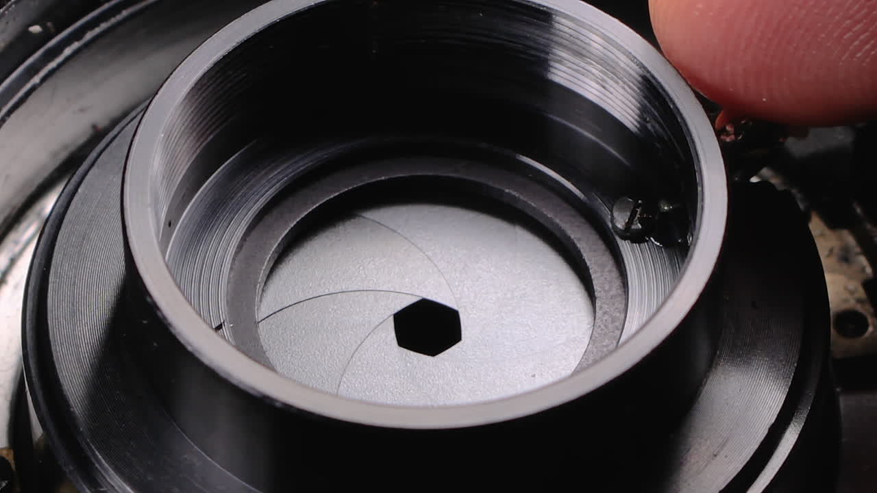 mecanismo de apertura del obturador de lentes de cámara trabajando reparación de cerca 02