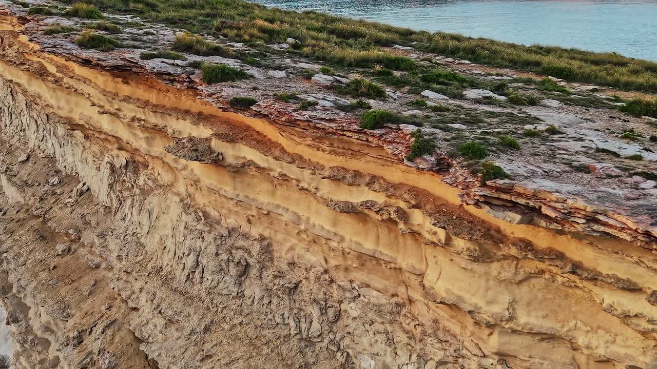 Strati di roccia sulla costa di Malta durante le ore diurne