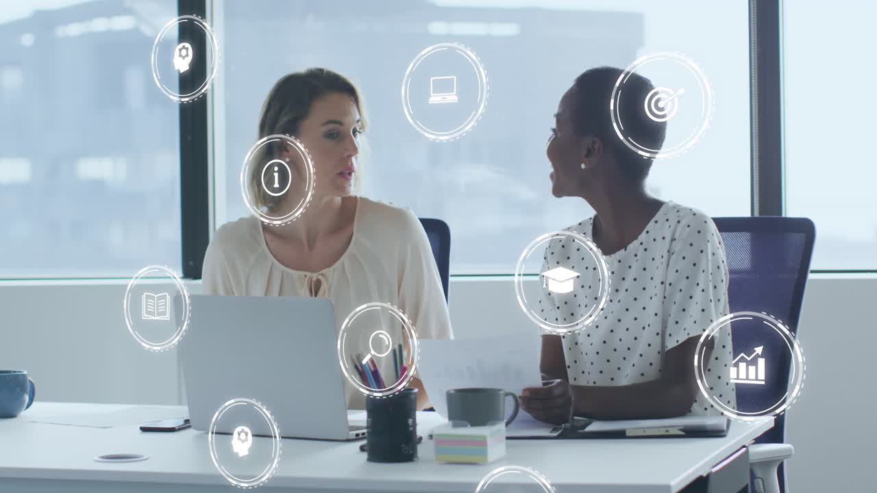 animación de iconos digitales sobre diversas mujeres de negocios en la oficina.