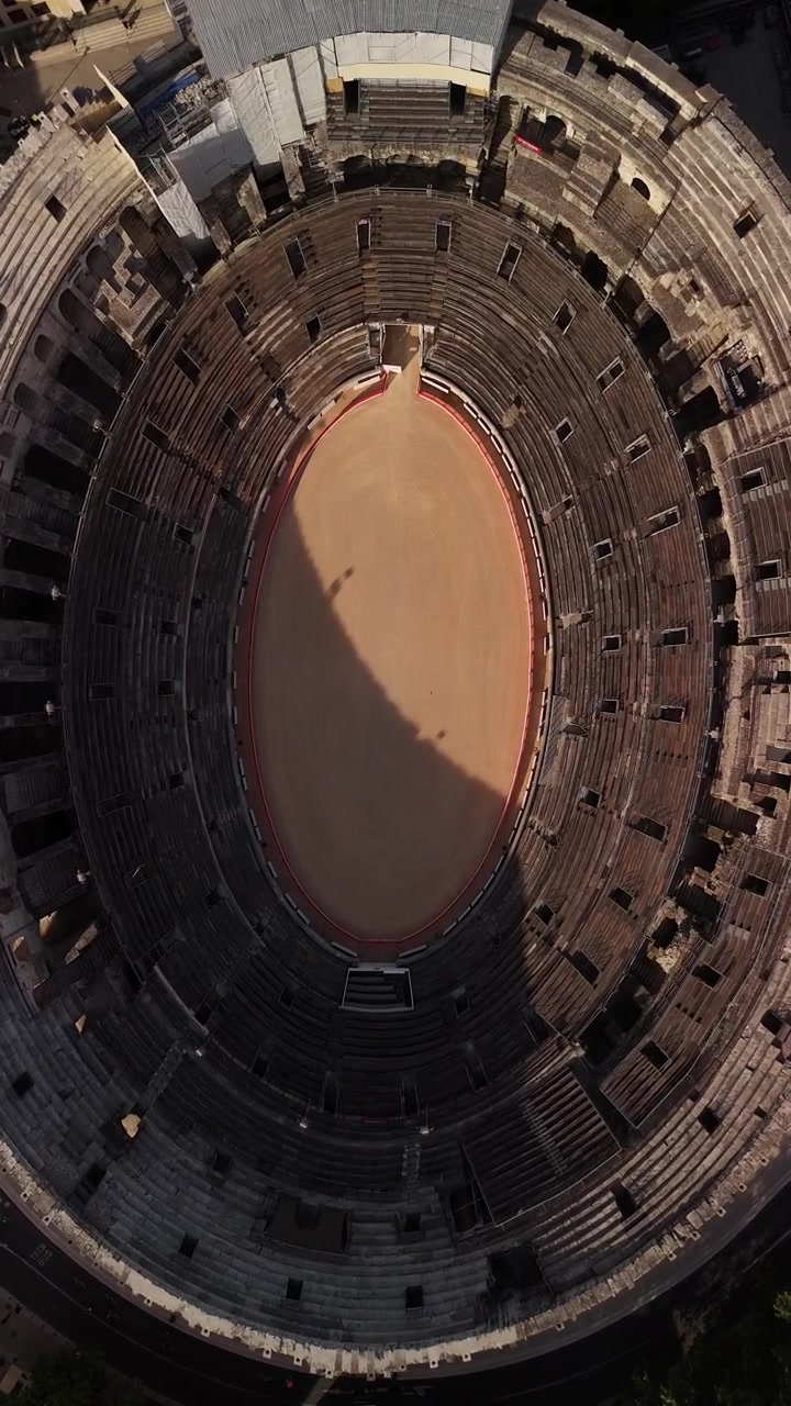 Anfiteatro romano, patrimonio dell'Impero, in Francia, Patrimonio dell'Umanità UNESCO, ripresa aerea con drone dall'alto.