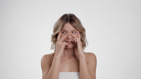 mujer realizando masaje facial