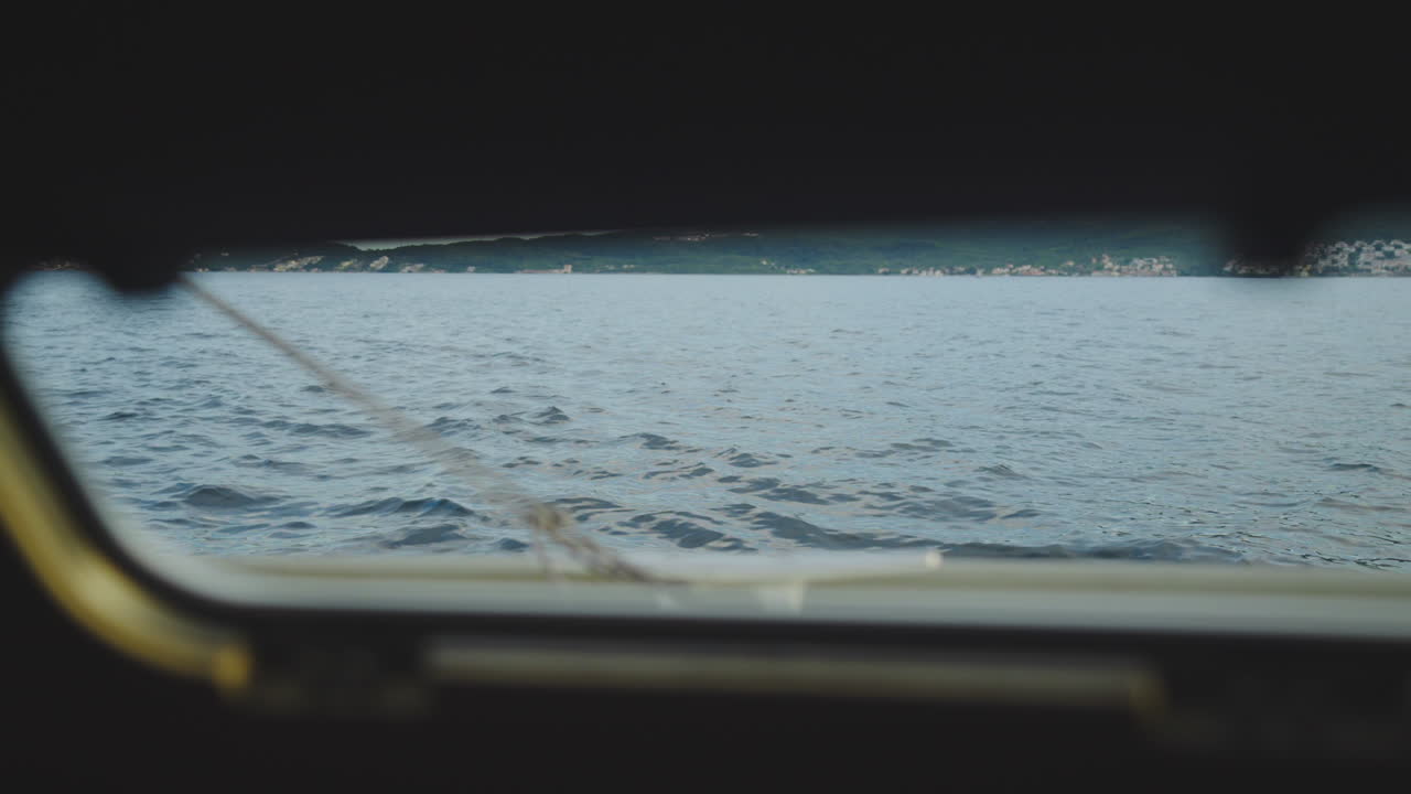 배 에서 바다 를 바라보는 모습