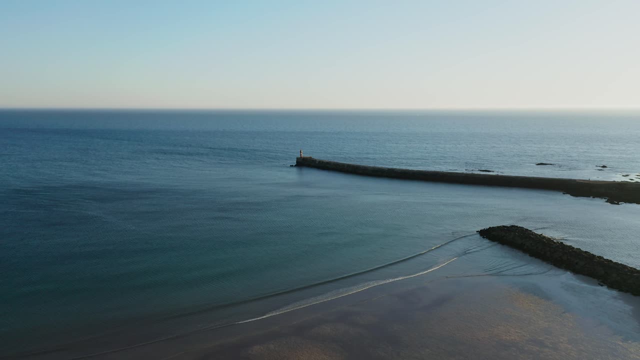 Pemandangan udara Pantai Azurara saat air surut dan pemecah gelombang, Vila do Conde
