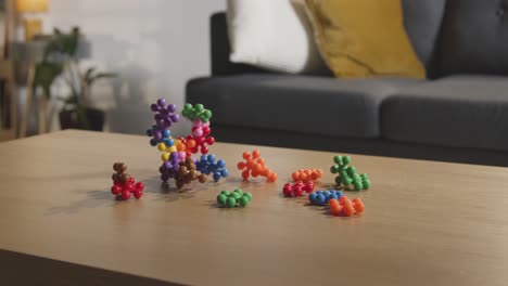 farbiges, ineinandergreifendes puzzle auf dem tisch zu hause für ein kind mit asd-diagnose