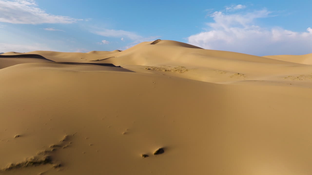 dunas de arena en el desierto de gobi temprano en la mañana en mongolia