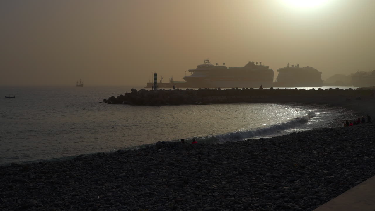 크루즈 선박 이 있는 해안 항구 에서 해 가 지는 것