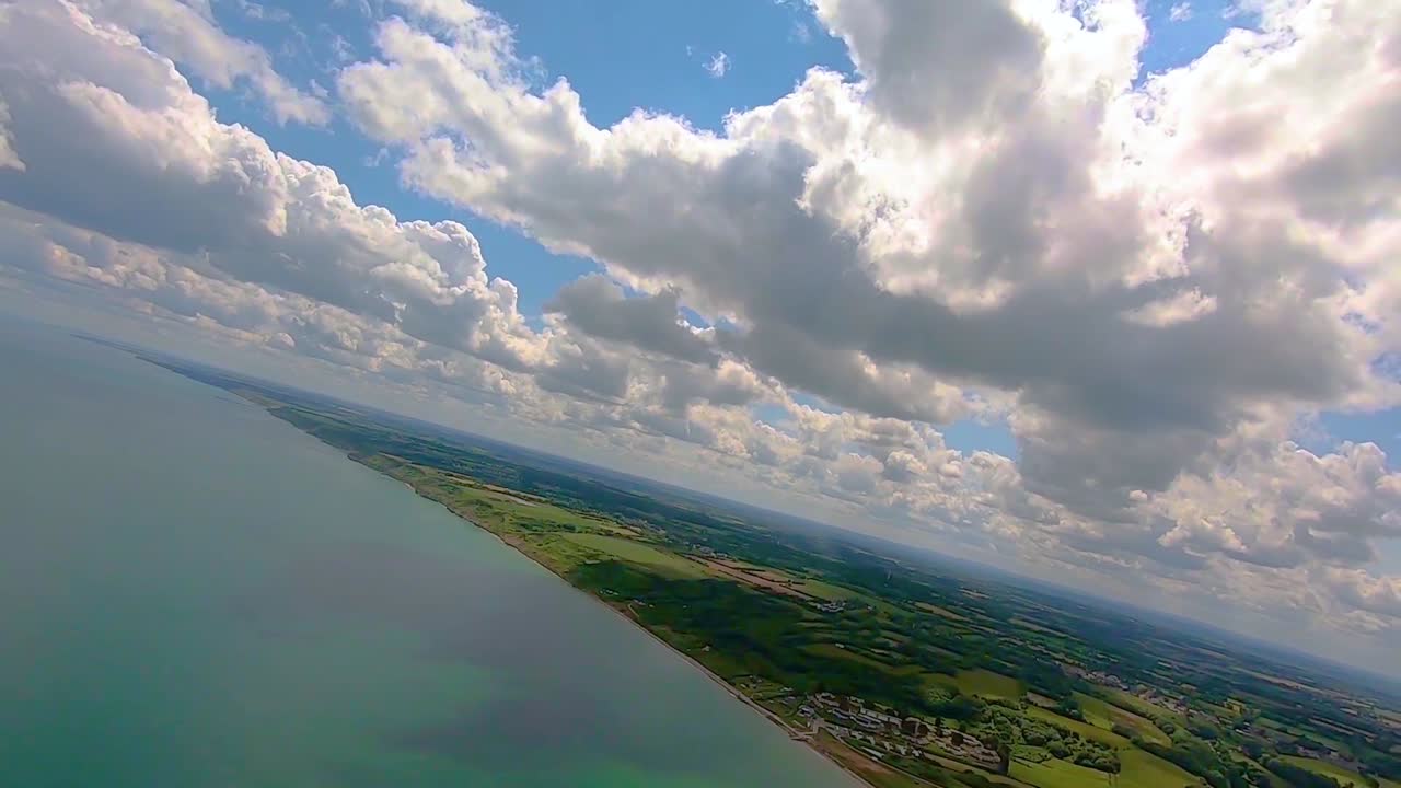 imágenes de la cabina de un avión f15 que sobrevuela la playa de omaha en honor al 75.º aniversario del 6 de junio de 2019