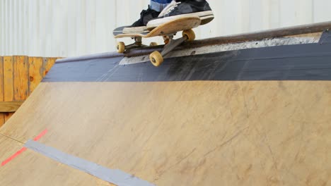 Sección-Baja-De-Un-Joven-Haciendo-Truco-De-Patineta-En-El-Borde-De-La-Rampa-De-Patineta-En-La-Cancha-De-Patineta-4k