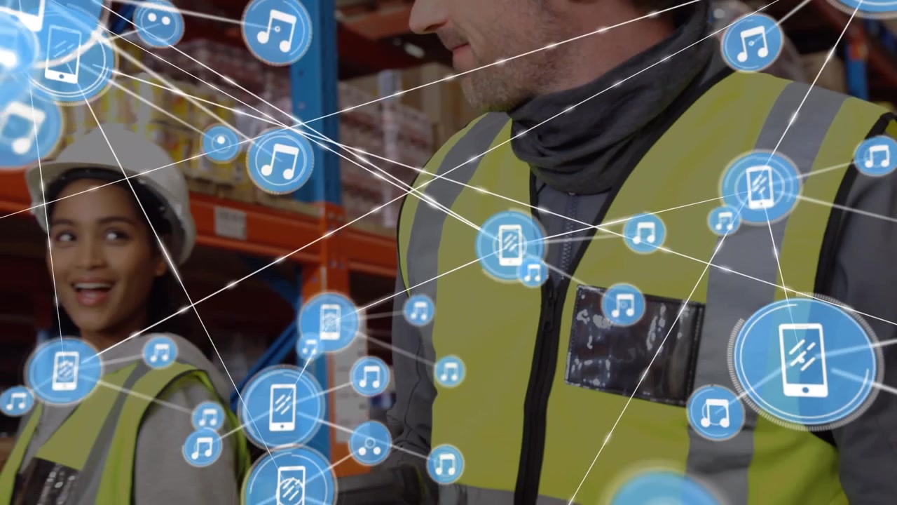 Animazione di una rete di connessioni con icone sopra un lavoratore caucasico in un magazzino