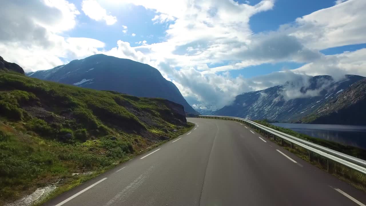 노르웨이 도로에서 차를 운전하다