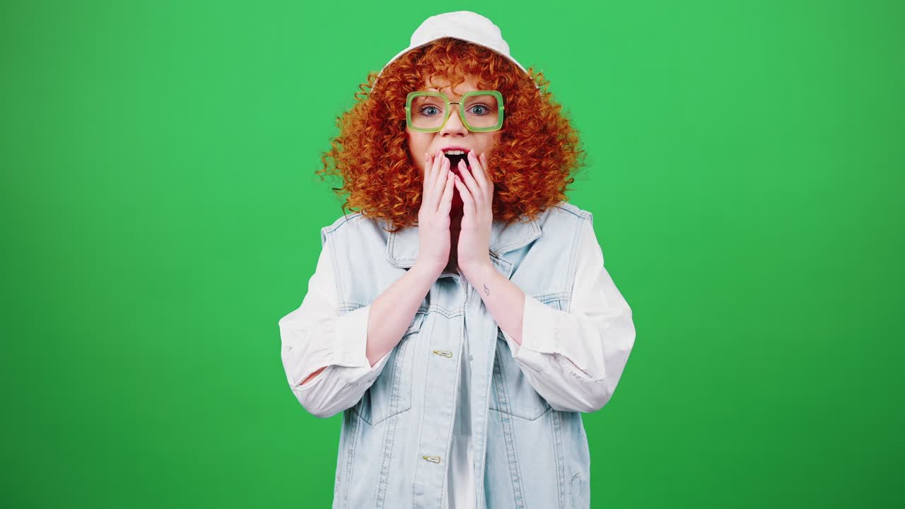 젊은 은 머리 여자가 기대와 함께 카메라를보고, 좋은 뉴스를보고 춤을 추고, 크로마 키 배경