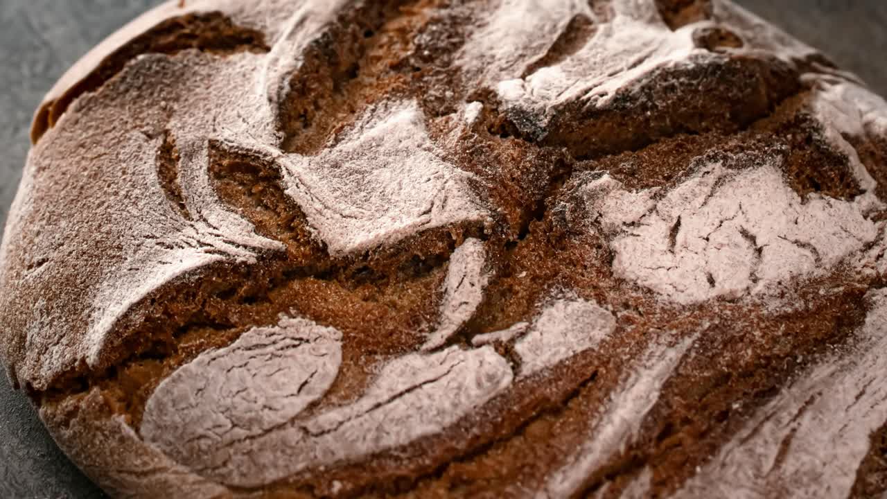 Il pane naturale appena sfornato è sul tavolo della cucina.