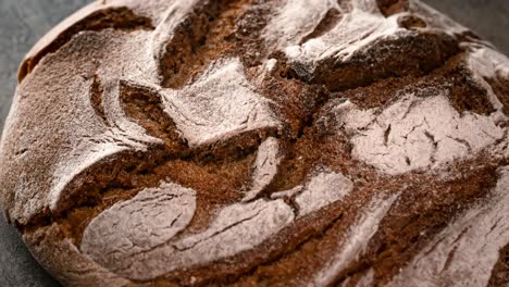 Frisch-Gebackenes-Naturbrot-Liegt-Auf-Dem-Küchentisch.