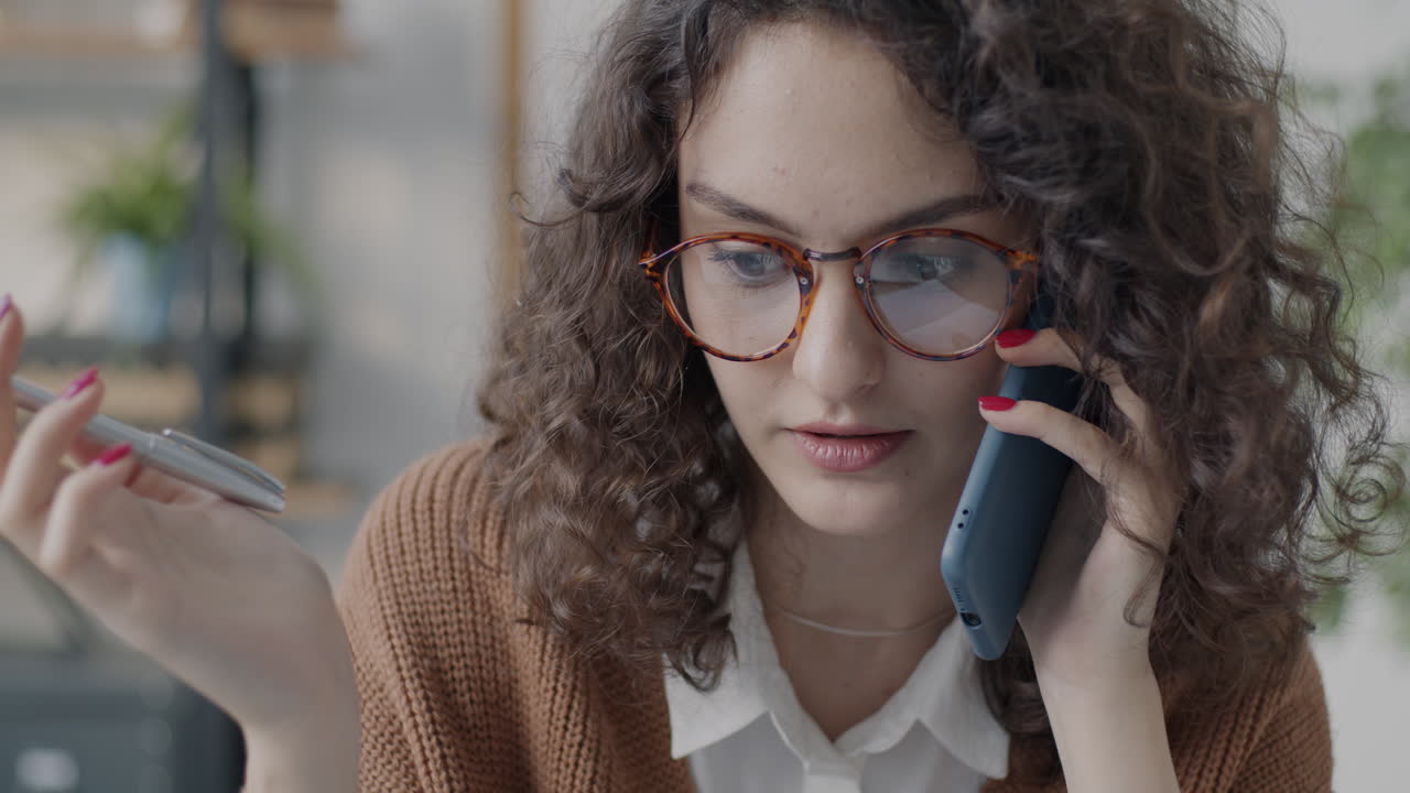 mujer en una llamada telefónica