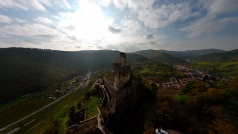 Fpv-aufnahme-Der-Atemberaubenden-Ruine-Von-Senftenberg-Im-Schönen-Herbstabendlicht,-Krrmstal,-österreich