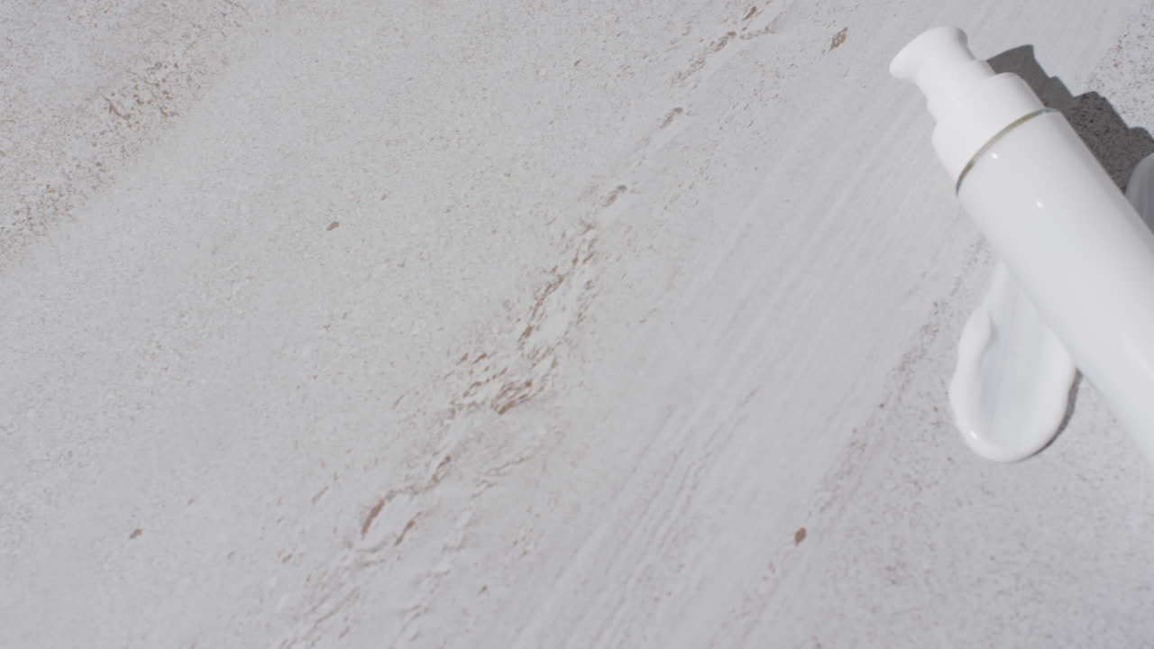 백색 배경에 복사 공간과 함께 미용 제품 튜브 및 크림 얼룩의 비디오