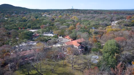 Un-Lugar-Para-Celebrar-Una-Boda-En-La-Región-Montañosa-De-Texas-Se-Encuentra-En-Un-Arroyo-Rodeado-De-Cipreses-Y-Cedros-Que-Cubren-Las-Cimas-De-Las-Colinas