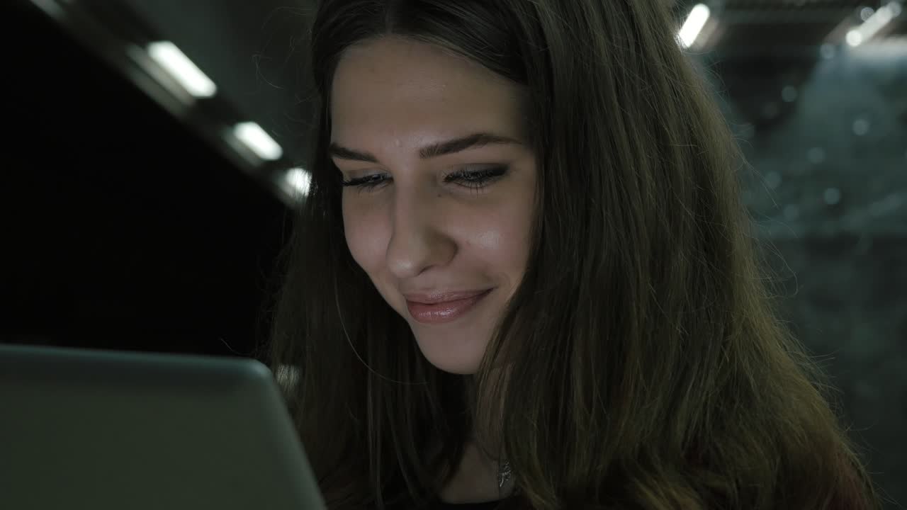 mujer usando una computadora portátil en un túnel del metro