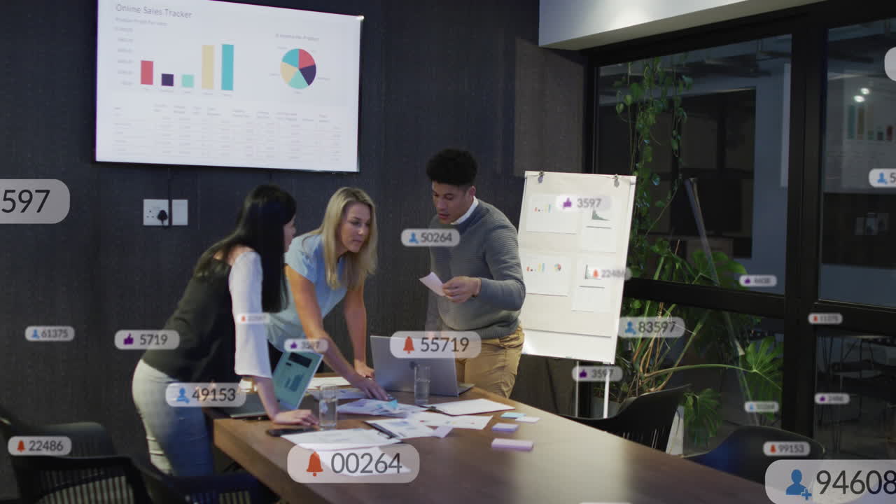 anmación de iconos de las redes sociales contra diversos colegas discutiendo sobre documentos en la oficina