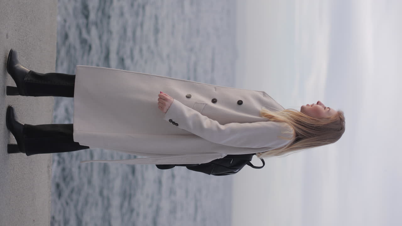 바다에 있는 여자