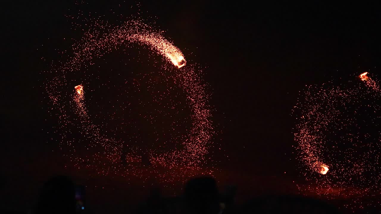 해변에서 밤에 눈부신 불 공연