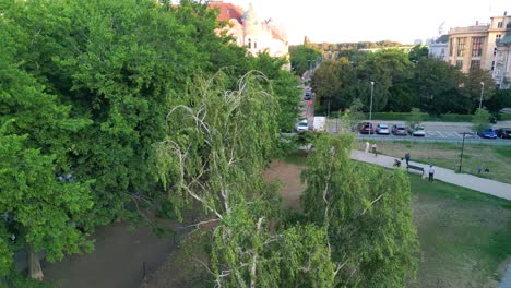 Luftaufnahme-Von-Bratislava-Stadtviertel,-Grüner-öffentlicher-Park,-Spanien