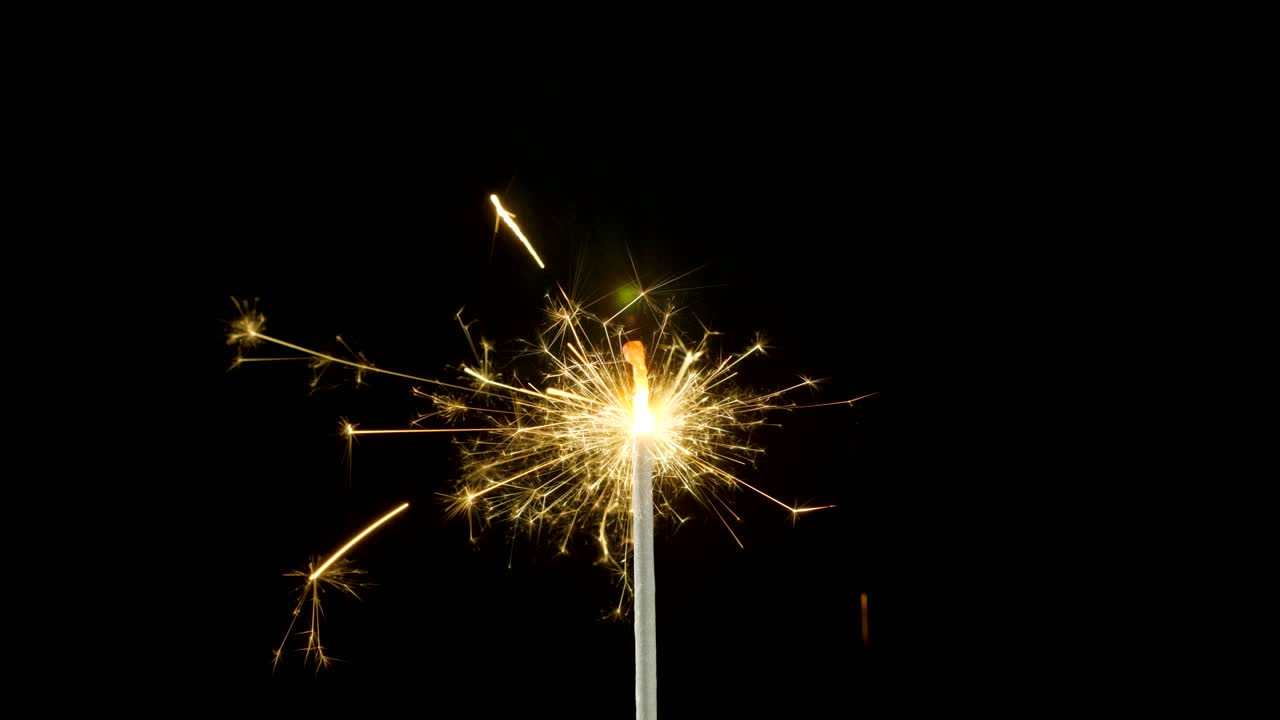 fuego de bengala en el fondo negro oscuro, chispa de navidad