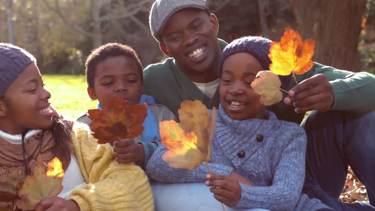 счастливая семья, развлекающаяся вместе