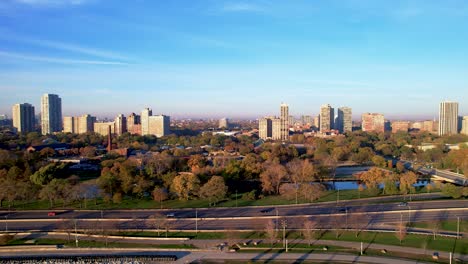 automóviles conduciendo a través de una ciudad verde y ecológica imágenes de drones