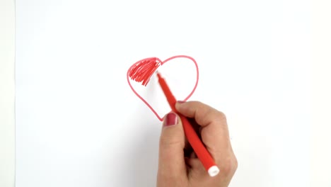 pintura de marcador rojo sobre el corazón en el papel