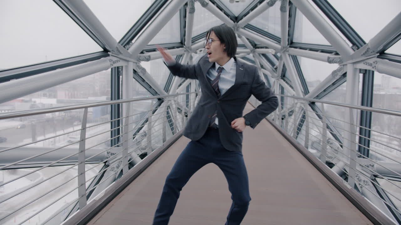 도시 다리에서 춤을 추는 사업가