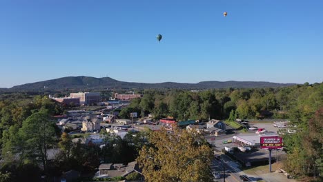 Heißluftballons-über-Der-Stadt-Cummings,-Georgia