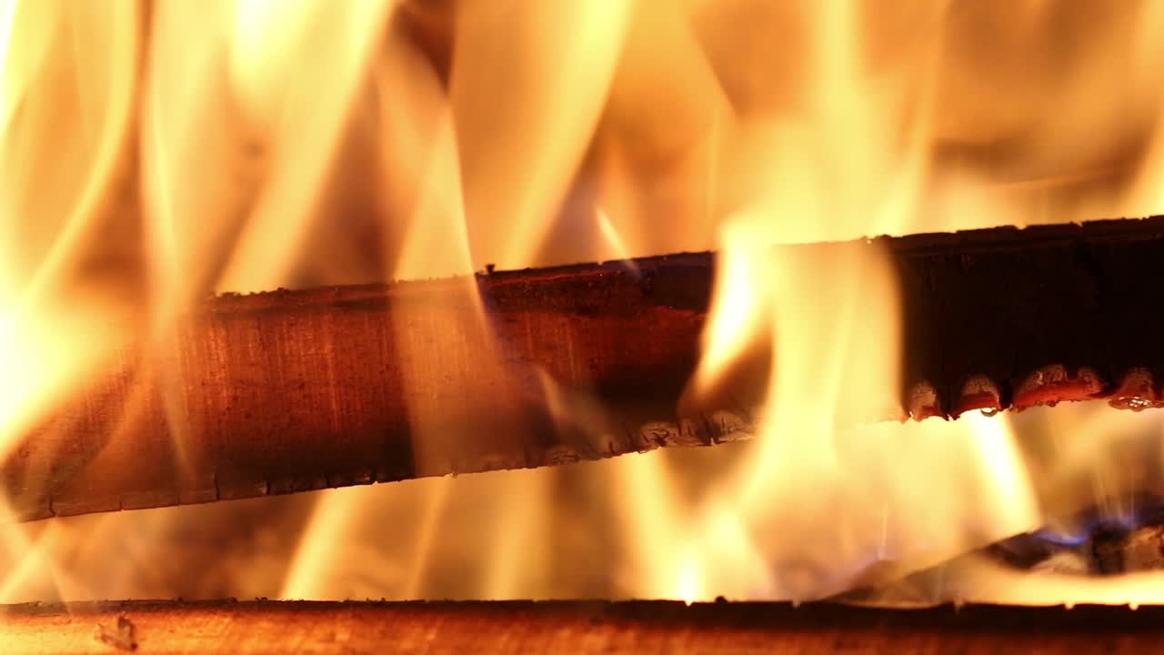 나무 연소 스토브에서 불타는 연소.