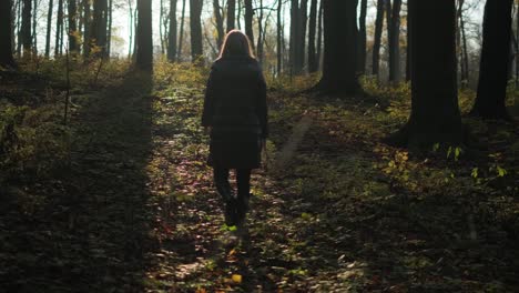 mujer caminando sola en el bosque