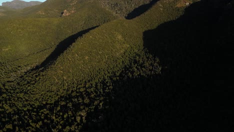 órbita-Aérea-De-Sombras-Proyectadas-Al-Atardecer-En-La-Cordillera-Australiana