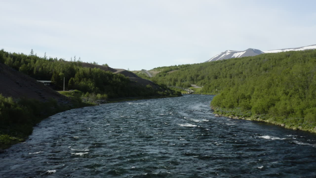 ILMAKUVA - Fnjoska-joki Vaglaskogurin metsässä, Fnjoskadalurissa, Islannissa, eteenpäin.