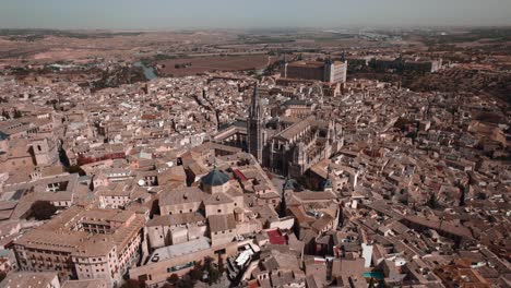 un survol de la cathédrale de toledo et de sa ville fortifiée