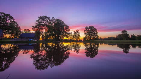 el lapso de tiempo de la cabaña de campo por el lago desde el crepúsculo hasta el amanecer