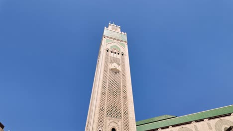 Torre-Minarete-De-La-Mezquita-Hassan-II,-Culto-Islámico-Ornamentado,-Casablanca-Marruecos