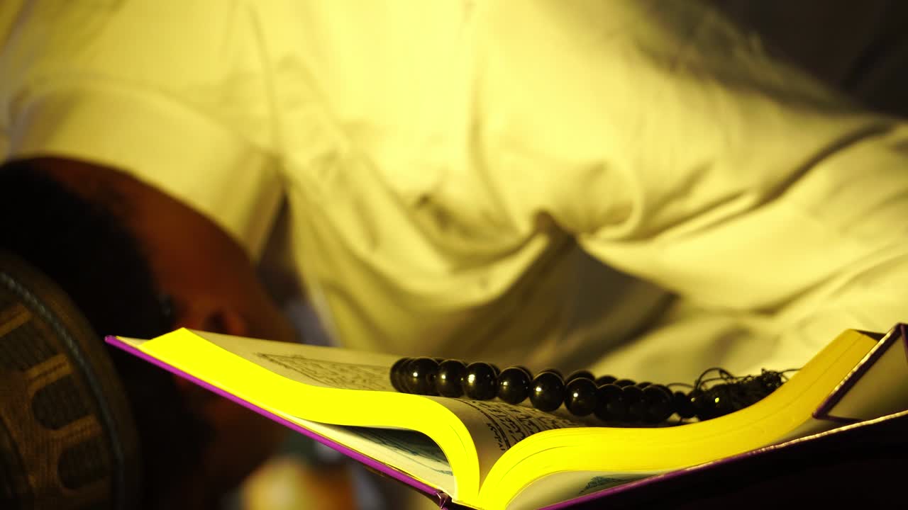 4k 영상: 이슬람교도 남자가 모스크에서 기도하고 있다.